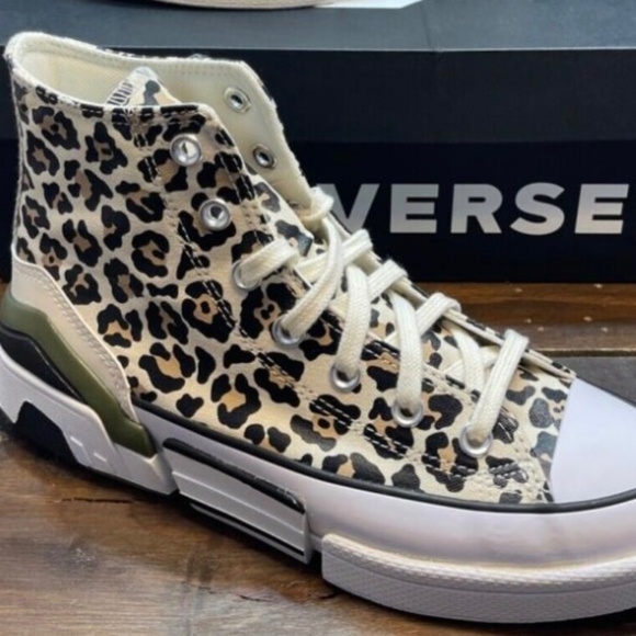 Converse Hi-Top Canvas Ladies size 6.5 - Picture 1 of 7